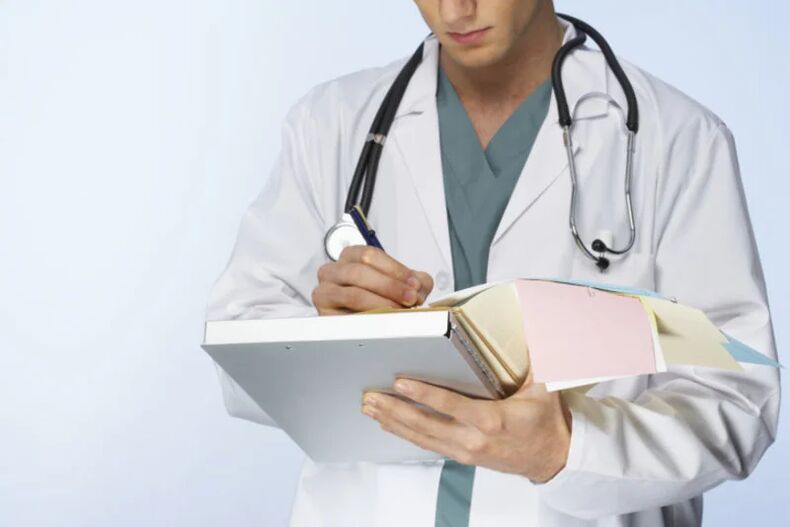 Il medico prescrive un regime di trattamento per la prostatite virale