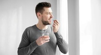 un uomo prende farmaci per curare la prostatite