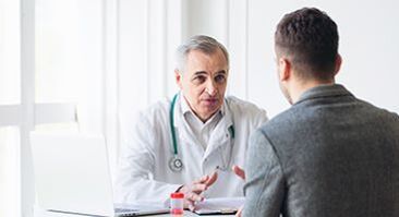 uomo a una visita specialistica