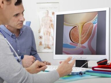 Un urologo consulta un paziente sulla prostatite e sui metodi del suo trattamento.